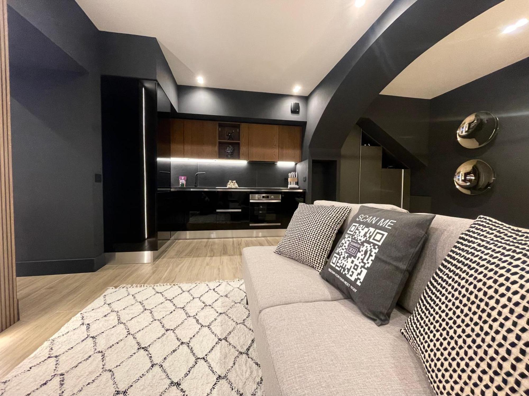 Luxury Renovated Ground Floor 1br - Of The - Historical Centre Apartment *